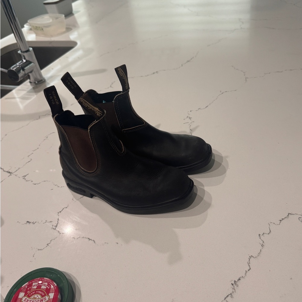 Blundstone Brown Chelsea Boots Sleek Design